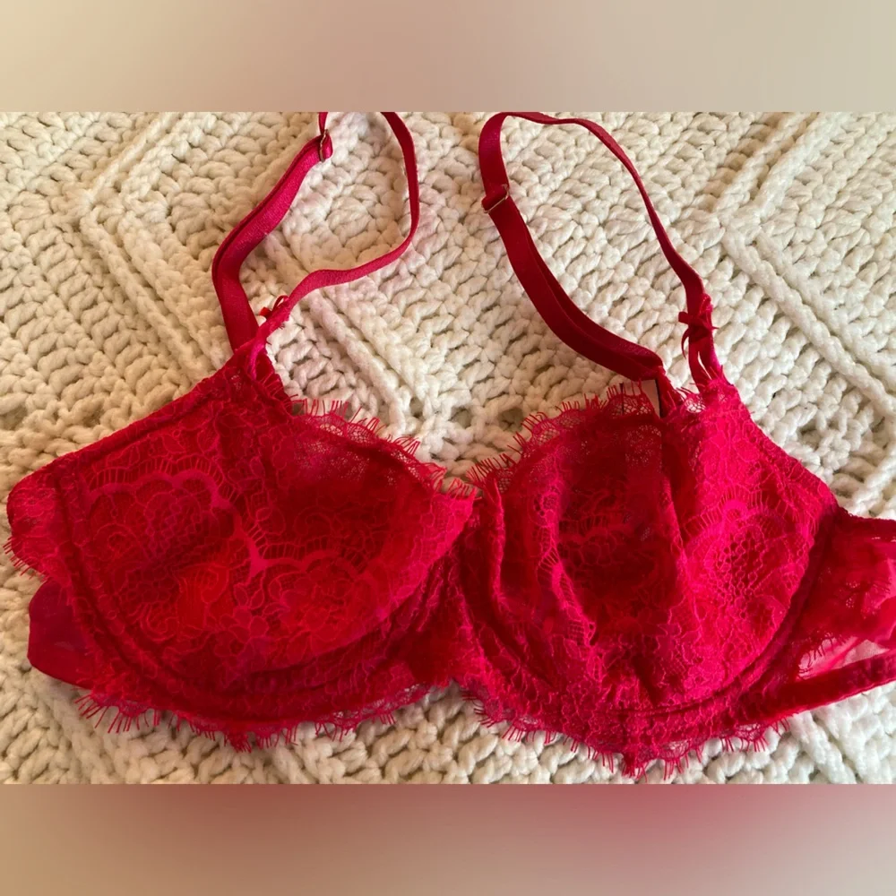 5 Victoria’s Secret bras - Picture 2 of 16